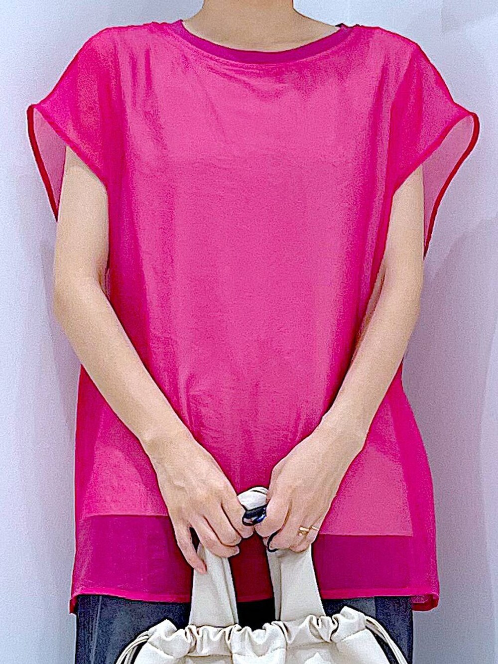 ブラック系のサンダル、ホワイト系のショルダーバッグ、ブラック系のデニムパンツを着用したレディースの夏コーディネートの7枚目の写真