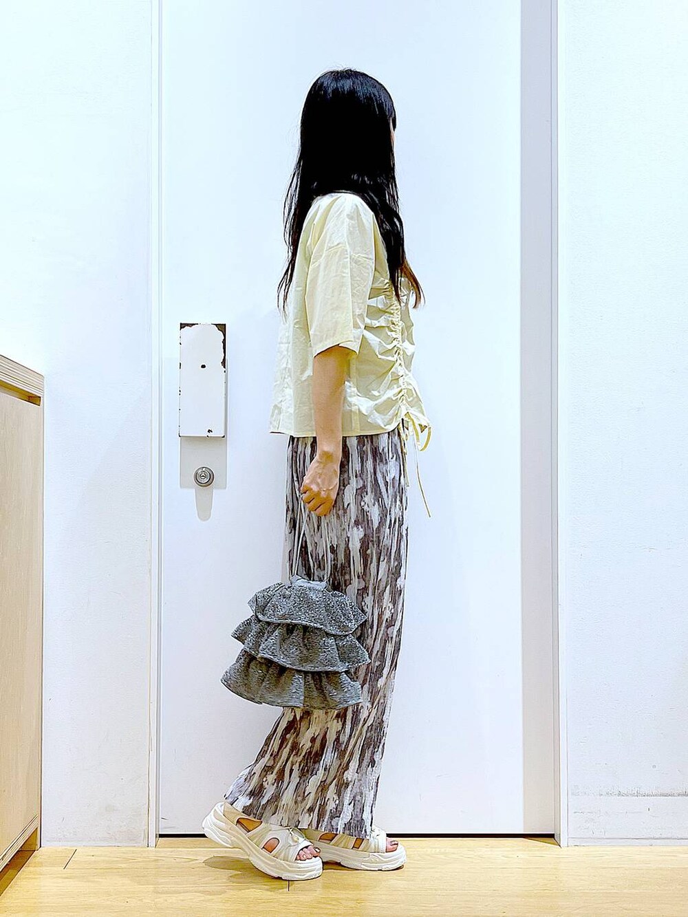 シルバー系のショルダーバッグ、ホワイト系のサンダル、グレー系のその他パンツを着用したレディースの春コーディネートの4枚目の写真