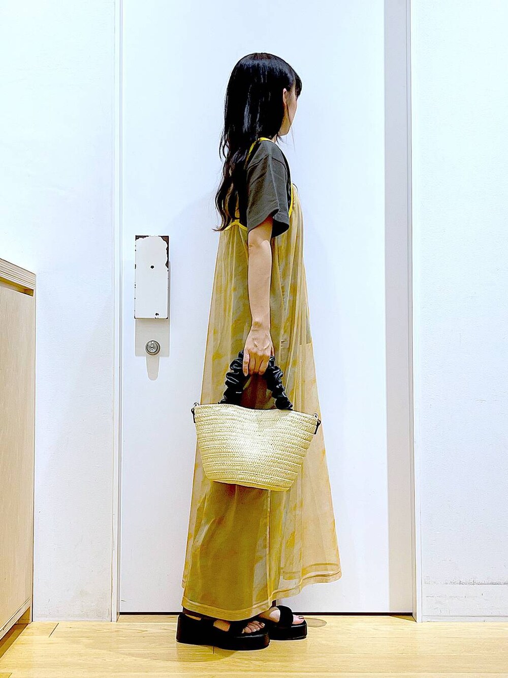 グレー系のその他パンツ、ホワイト系のショルダーバッグ、オレンジ系のワンピースを着用したレディースの夏コーディネートの4枚目の写真