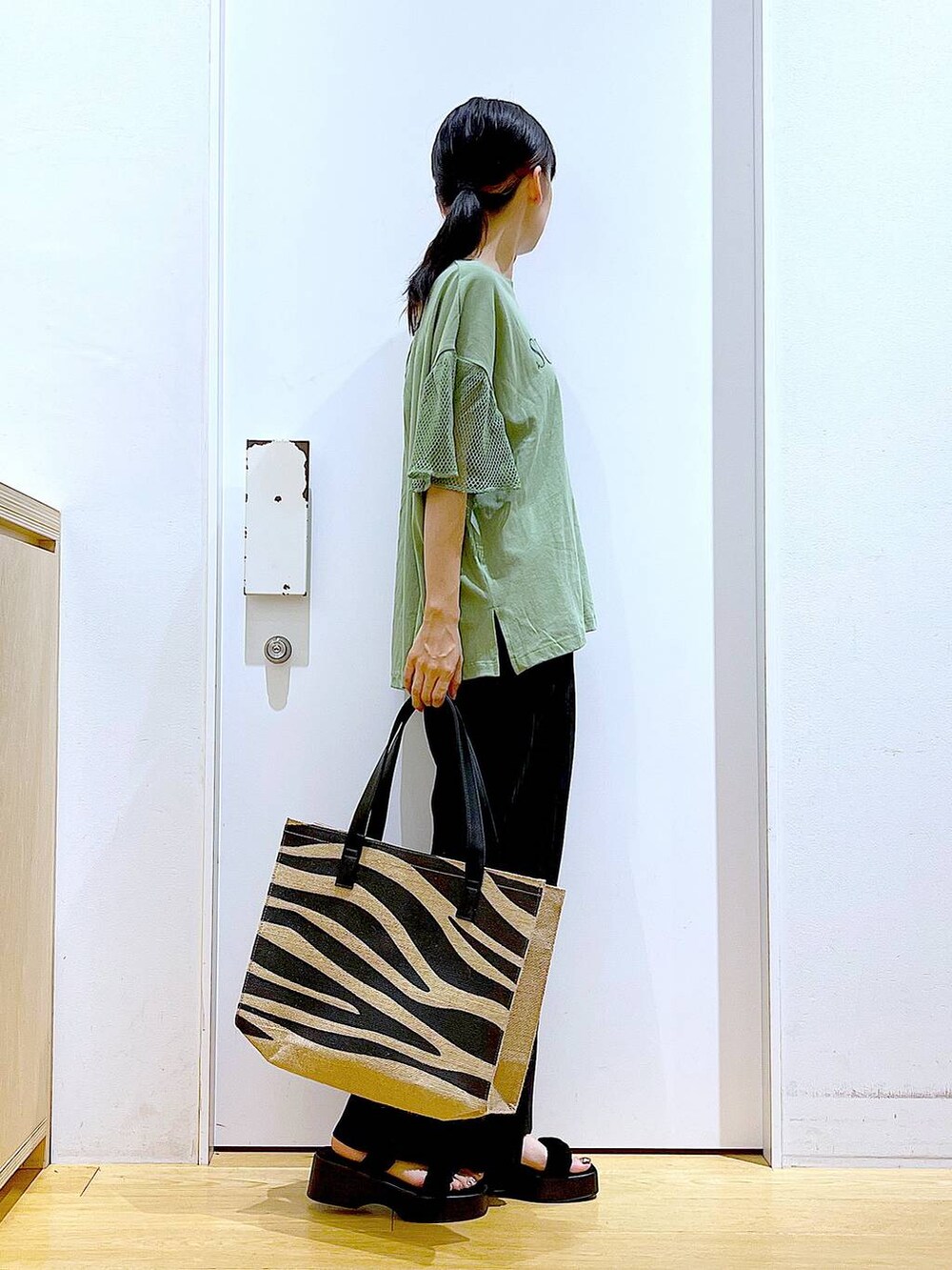 ブラック系のサンダル、その他のトートバッグ、ブラック系のその他パンツを着用したレディースの秋コーディネートの4枚目の写真