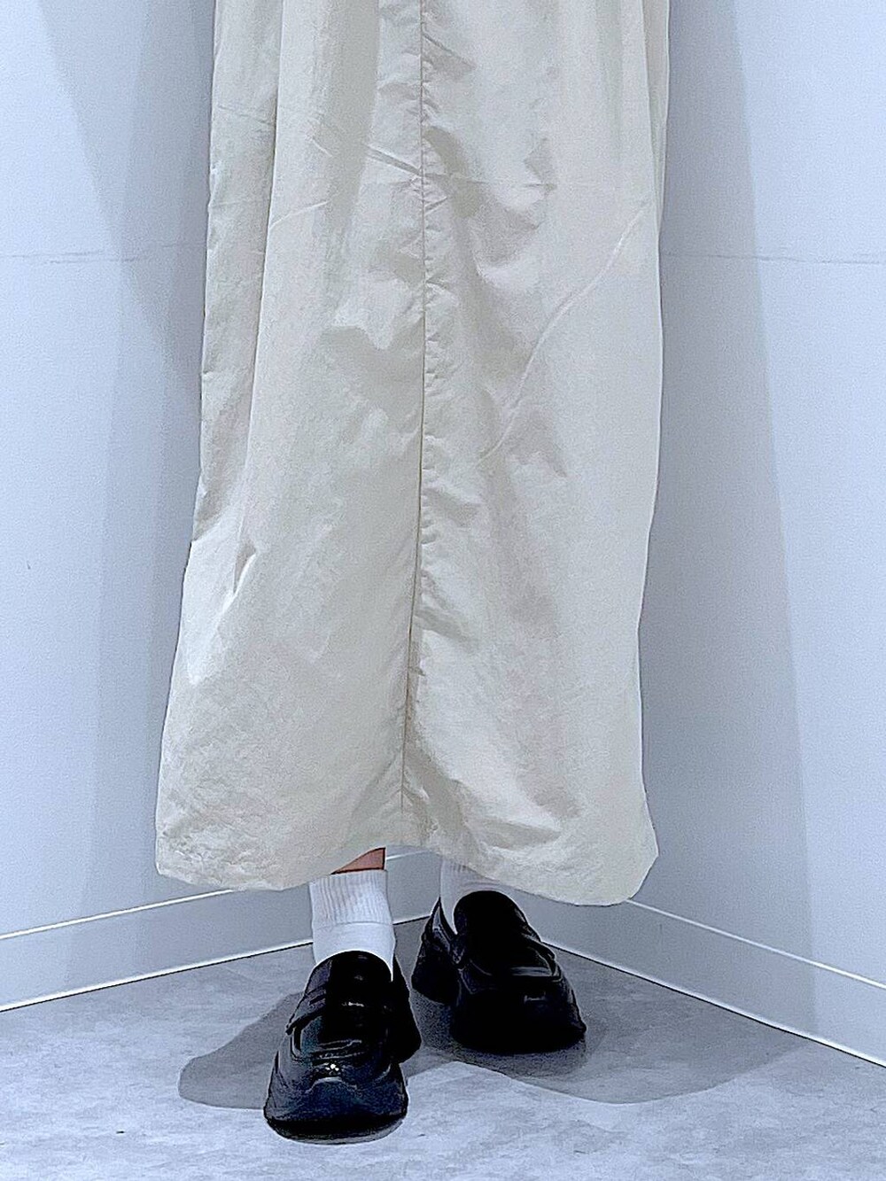 ブラック系のショルダーバッグ、ブラック系のローファー、グレー系のワンピースを着用したレディースの秋コーディネートの8枚目の写真