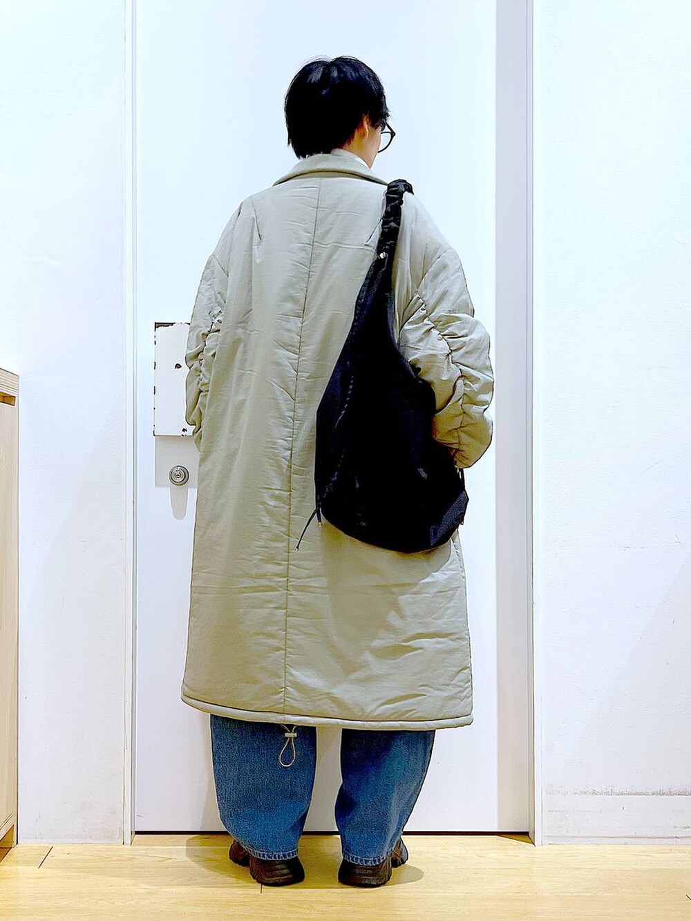 「リラックス、若見え、ゆったり、休日コーデ、骨格ウェーブ、LAKOLE、冬コーデ、おでかけ、フリース、ジャケット、カジュアル、デニムパンツ、ワイドパンツ、ブーツ、ショルダーバッグ」｜「LAKOLEのギャザーハンドルショルダーバッグ / 132238（ショルダーバッグ、ブラック系）」を使った、あおき@LAKOLE海老名さん（レディース・156cm）の冬コーディネートの5枚目の写真