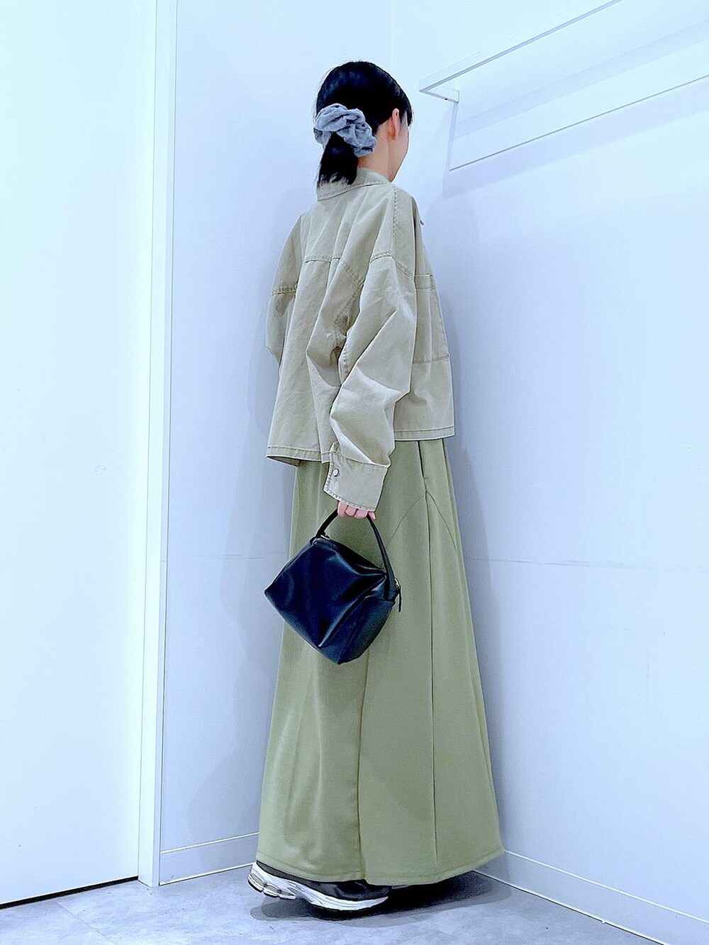 ブラック系のTシャツ/カットソー、ブラック系のショルダーバッグ、ベージュ系のシャツ/ブラウスを着用したレディースの冬コーディネートの4枚目の写真