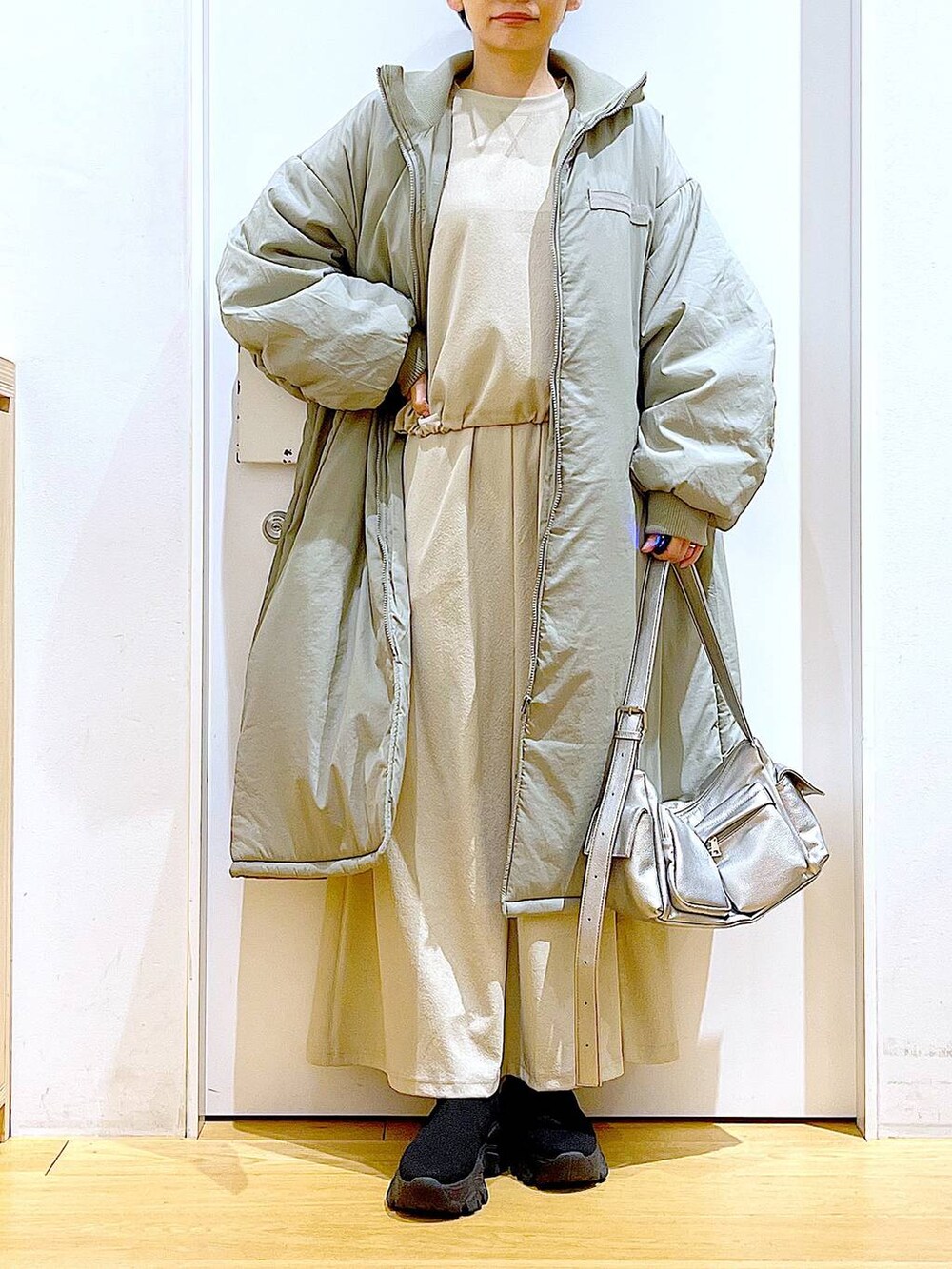 「リラックス、若見え、ゆったり、休日コーデ、骨格ウェーブ、LAKOLE、コート、冬アウター、カジュアルコーデ、おでかけ、ショルダーバッグ、ブーツ、メガネ、シンプルコーデ、ロングコート」｜「LAKOLEのミリタリー中綿コート / 135661（ミリタリージャケット、グリーン系）」を使った、あおき@LAKOLE海老名さん（レディース・156cm）の冬コーディネートの6枚目の写真