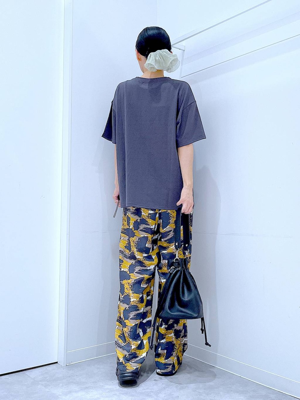 グレー系のTシャツ/カットソー、グレー系のその他パンツ、ブラック系のサンダルを着用したレディースの夏コーディネートの5枚目の写真