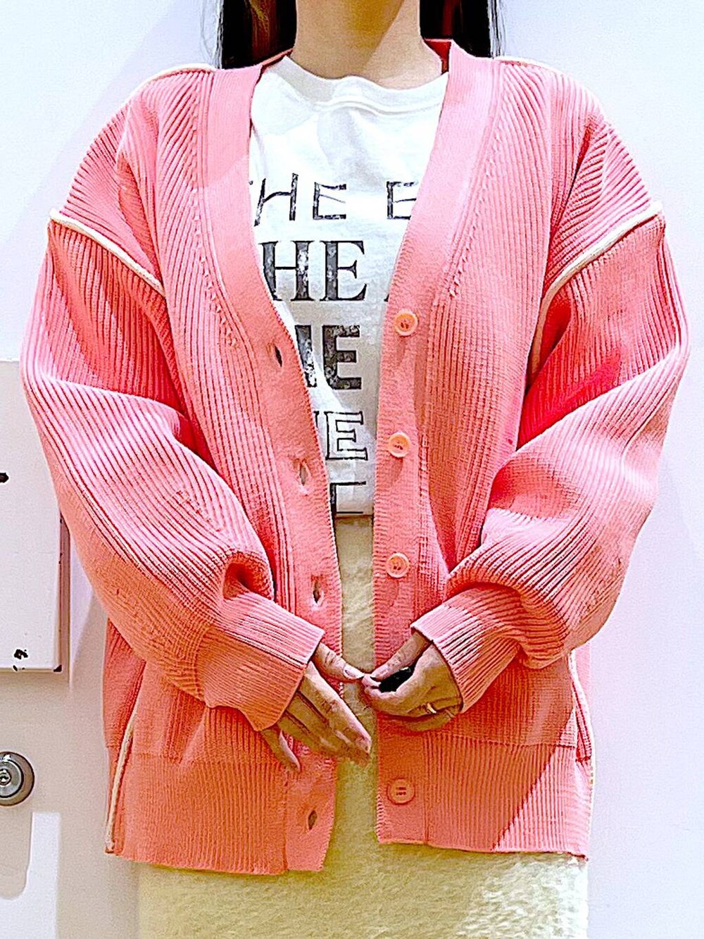 ホワイト系のTシャツ/カットソー、その他のトートバッグ、ベージュ系のブーツを着用したレディースの冬コーディネートの7枚目の写真