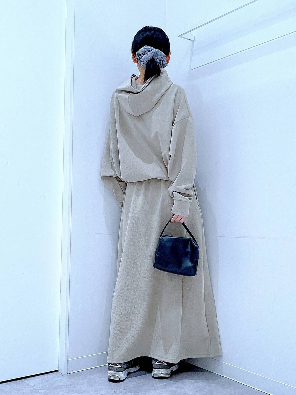 ブラック系のショルダーバッグ、グレー系のスウェット、グレー系のスカートを着用したレディースの冬コーディネートの5枚目の写真