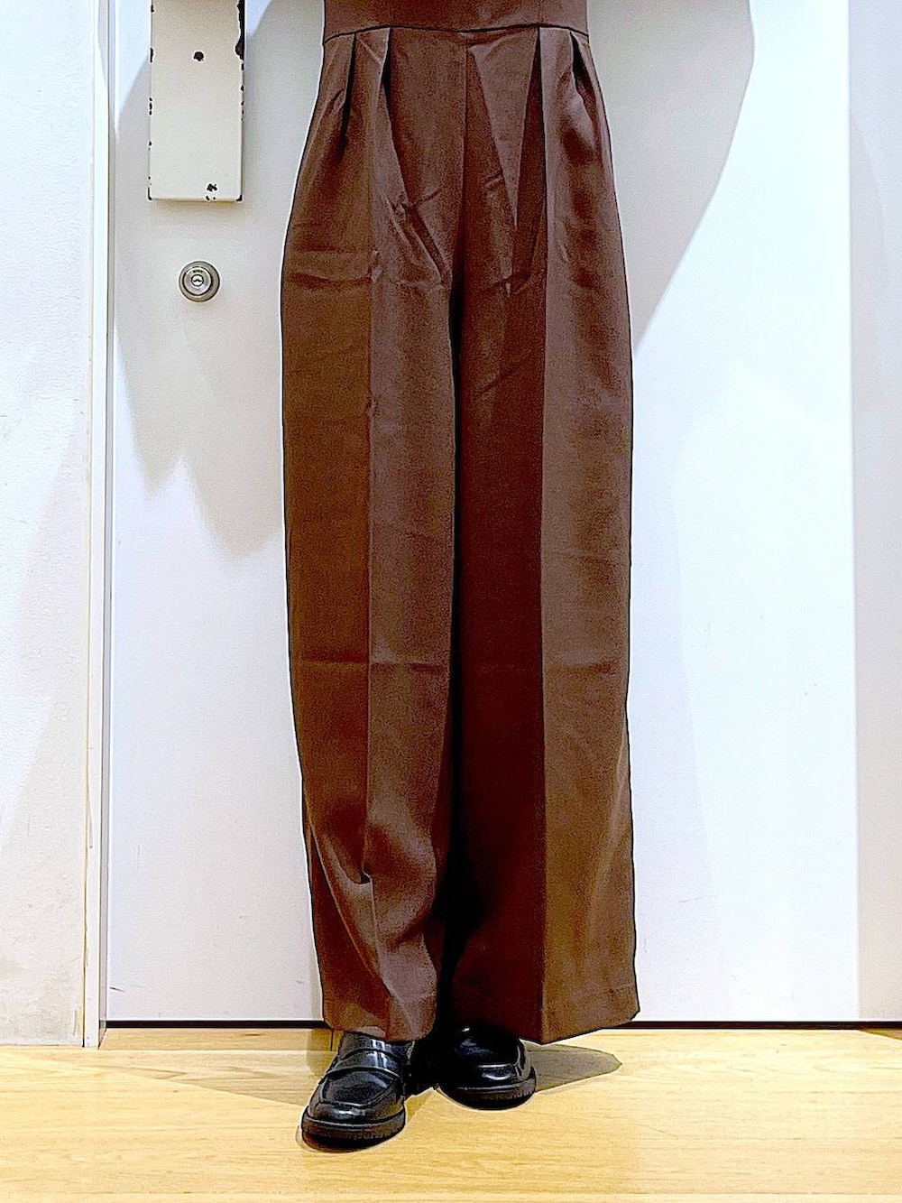 シルバー系のショルダーバッグ、ブラック系のローファー、ブラウン系のサロペット/オーバーオールを着用したレディースの秋コーディネートの8枚目の写真