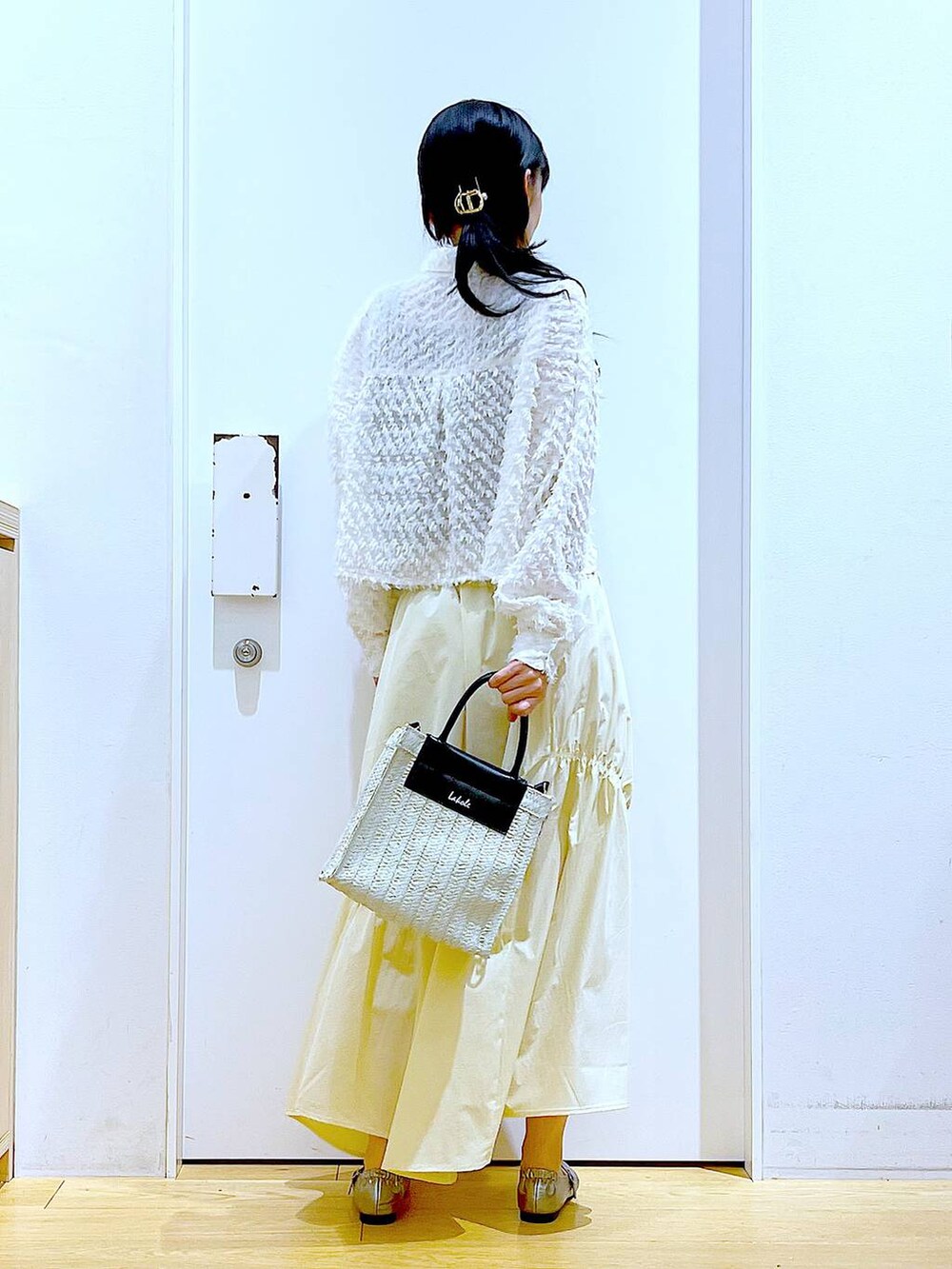 ホワイト系のシャツ/ブラウス、イエロー系のスカート、その他のパンプスを着用したレディースの春コーディネートの5枚目の写真