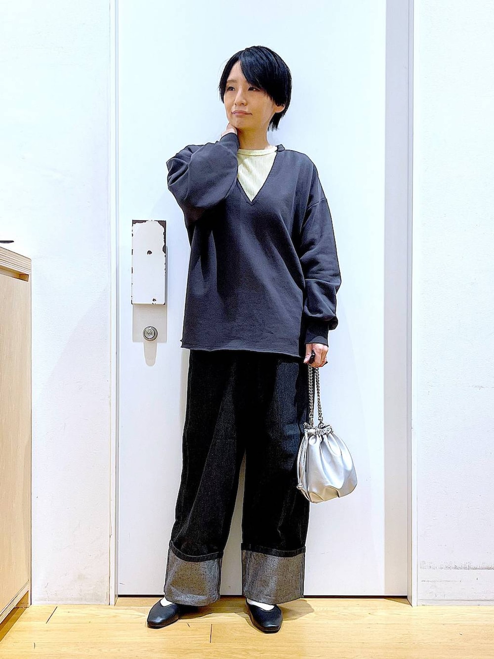 「リラックス、若見え、ゆったり、休日コーデ、骨格ウェーブ、LAKOLE、スウェット、デニムパンツ、カジュアル、シンプルコーデ、春コーデ、パンプス、フラットシューズ、ショルダーバッグ、ワンマイル」｜「LAKOLEのチェーンハンドル2WAYショルダーバッグ / 253087（ショルダーバッグ、シルバー系）」を使った、あおき@LAKOLE海老名さん（レディース・156cm）の冬コーディネートの2枚目の写真