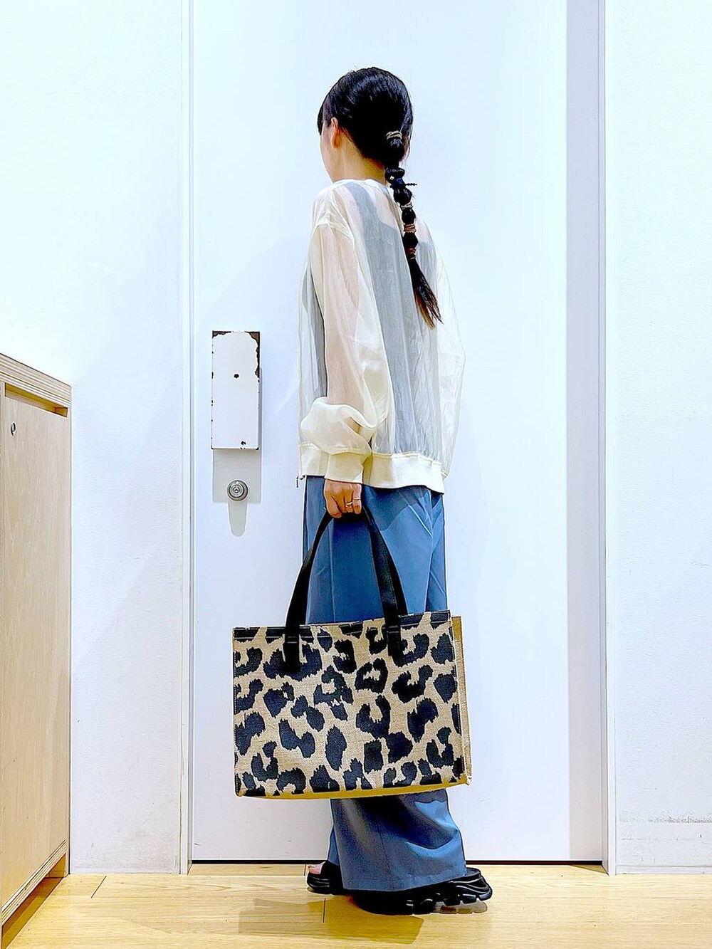 ブラック系のサンダル、ベージュ系のブルゾン、ブラック系のTシャツ/カットソーを着用したレディースの夏コーディネートの3枚目の写真