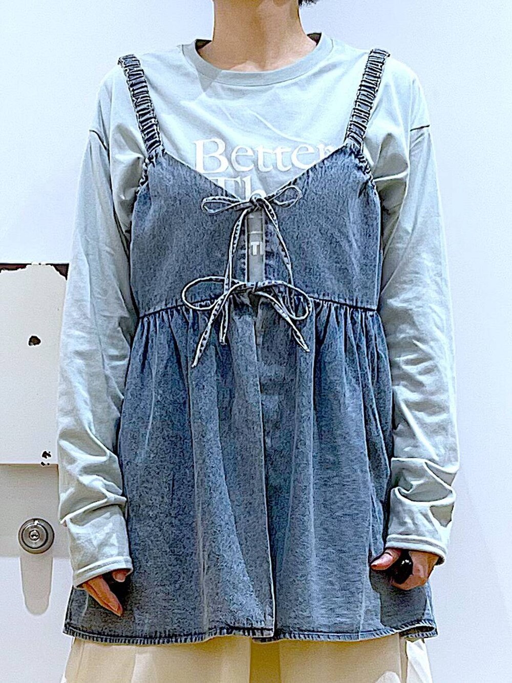 グレー系のショルダーバッグ、ブラック系のスニーカー、ブルー系のその他トップスを着用したレディースの春コーディネートの7枚目の写真