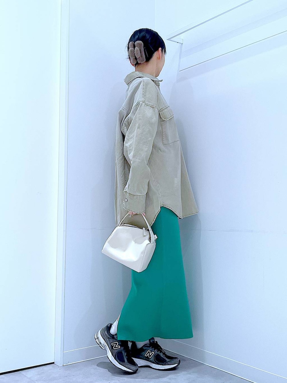 ホワイト系のショルダーバッグ、ベージュ系のシャツ/ブラウス、グリーン系のスカートを着用したレディースの春コーディネートの4枚目の写真