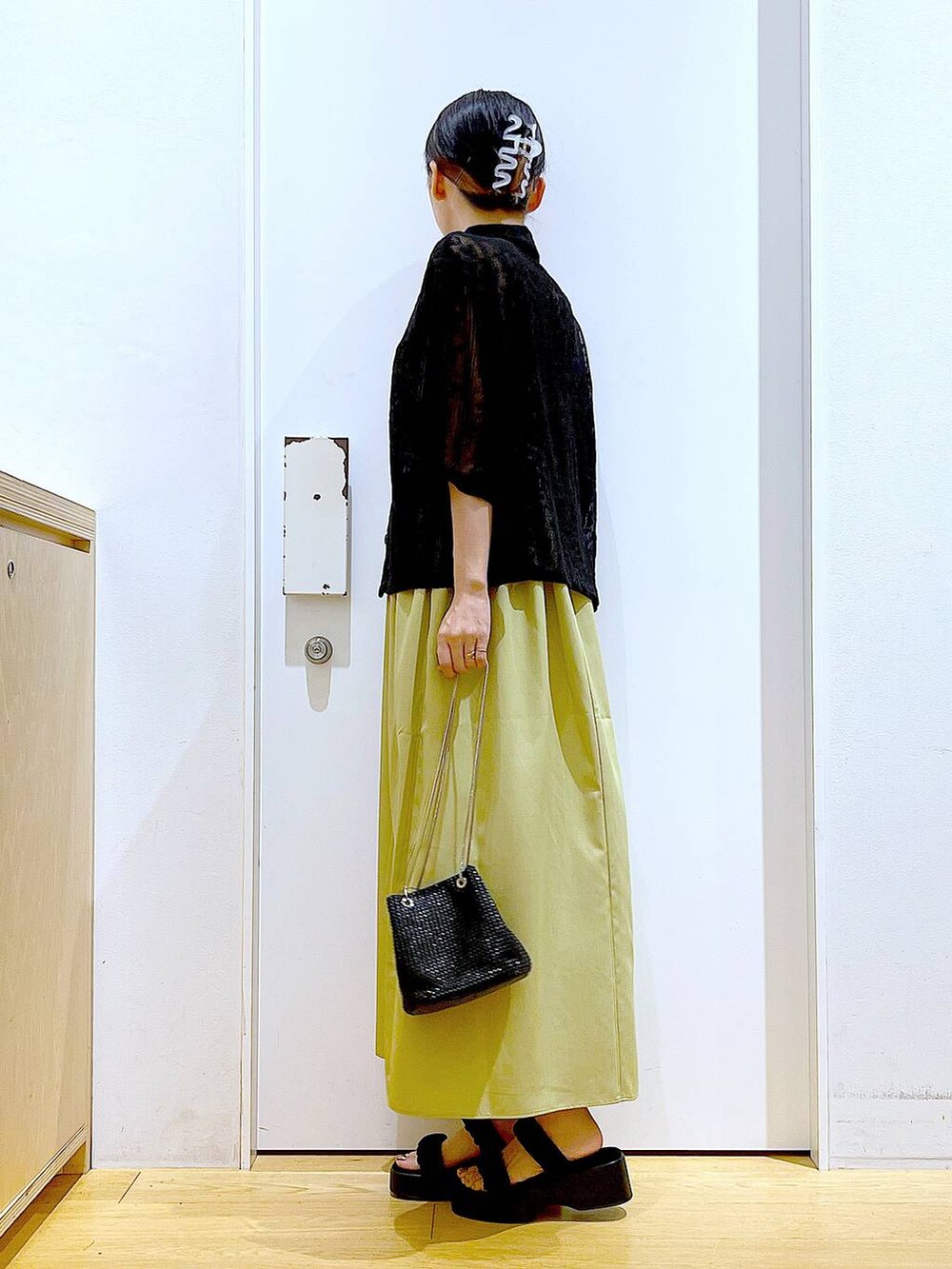 ブラック系のサンダル、ブラック系のシャツ/ブラウス、グリーン系のワンピースを着用したレディースの秋コーディネートの3枚目の写真