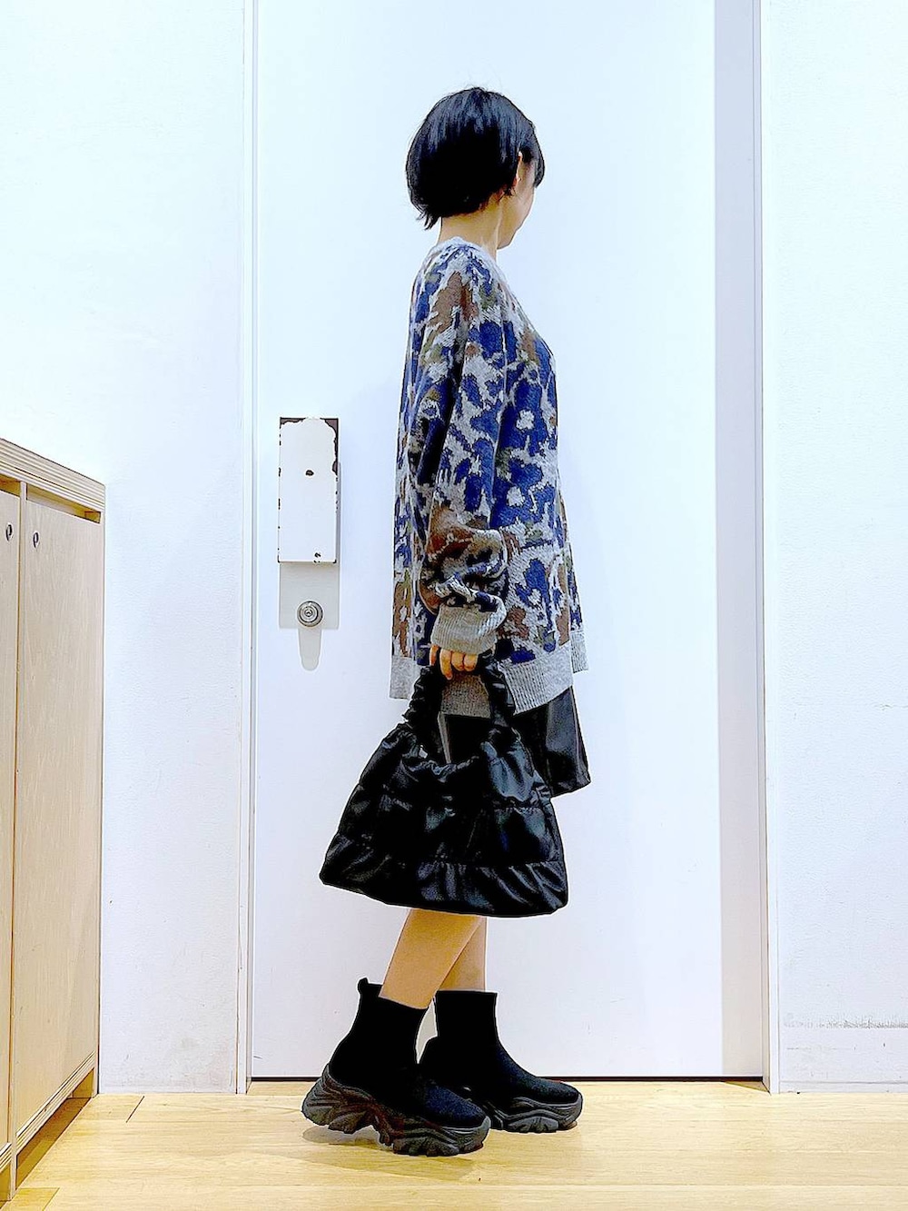 ブラック系のブーツ、ブラック系のショルダーバッグ、ブラック系のその他パンツを着用したレディースの秋コーディネートの4枚目の写真