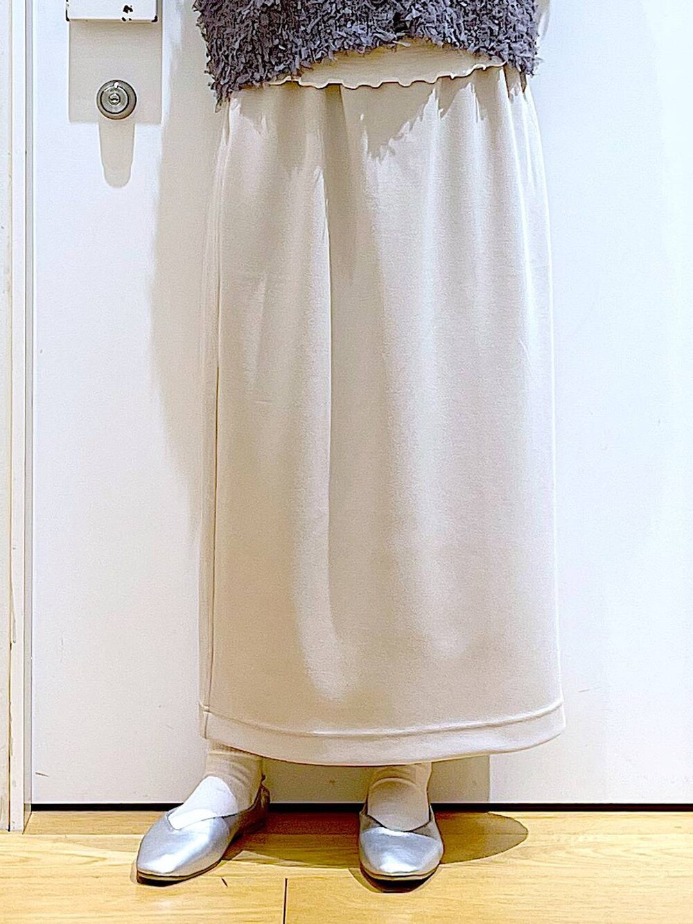 ベージュ系のTシャツ/カットソー、ホワイト系のショルダーバッグ、シルバー系のパンプスを着用したレディースの春コーディネートの8枚目の写真