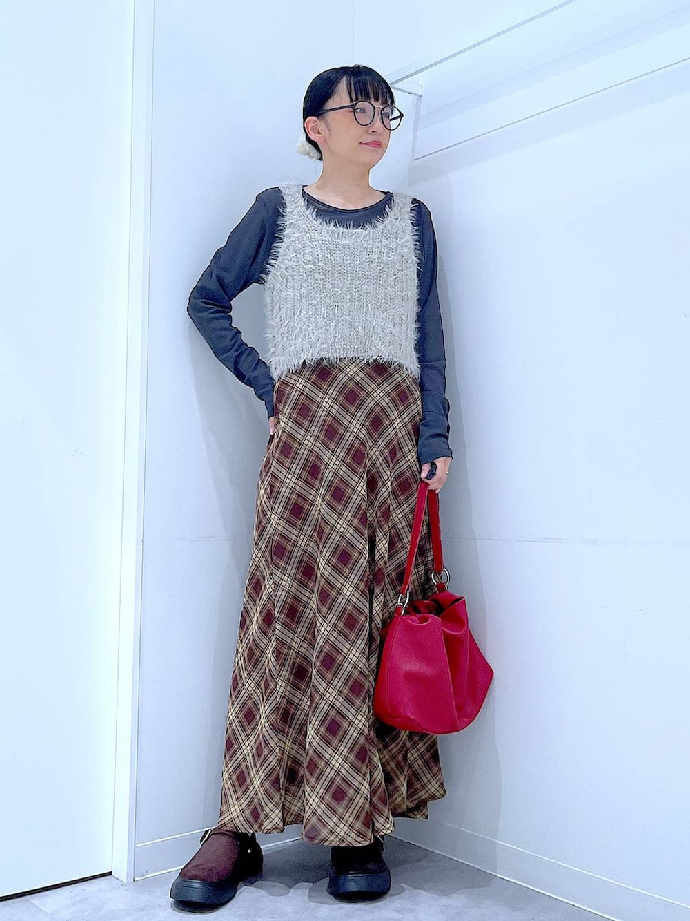 グレー系のTシャツ/カットソー、レッド系のショルダーバッグ、ブラウン系のその他シューズを着用したレディースの秋コーディネートの2枚目の写真