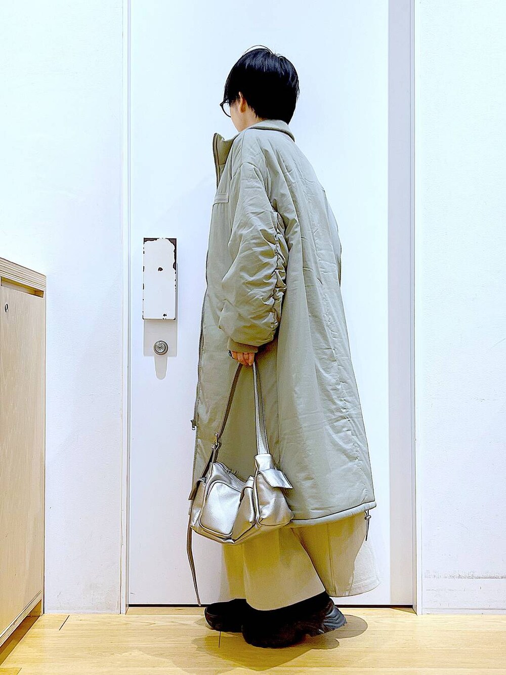 「リラックス、若見え、ゆったり、休日コーデ、骨格ウェーブ、LAKOLE、コート、冬アウター、カジュアルコーデ、おでかけ、ショルダーバッグ、ブーツ、メガネ、シンプルコーデ、ロングコート」｜「LAKOLEのミリタリー中綿コート / 135661（ミリタリージャケット、グリーン系）」を使った、あおき@LAKOLE海老名さん（レディース・156cm）の冬コーディネートの3枚目の写真