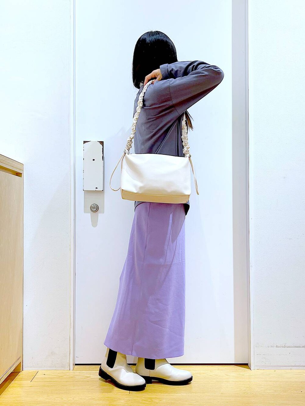 グレー系のTシャツ/カットソー、ベージュ系のその他トップス、ホワイト系のショルダーバッグを着用したレディースの冬コーディネートの4枚目の写真