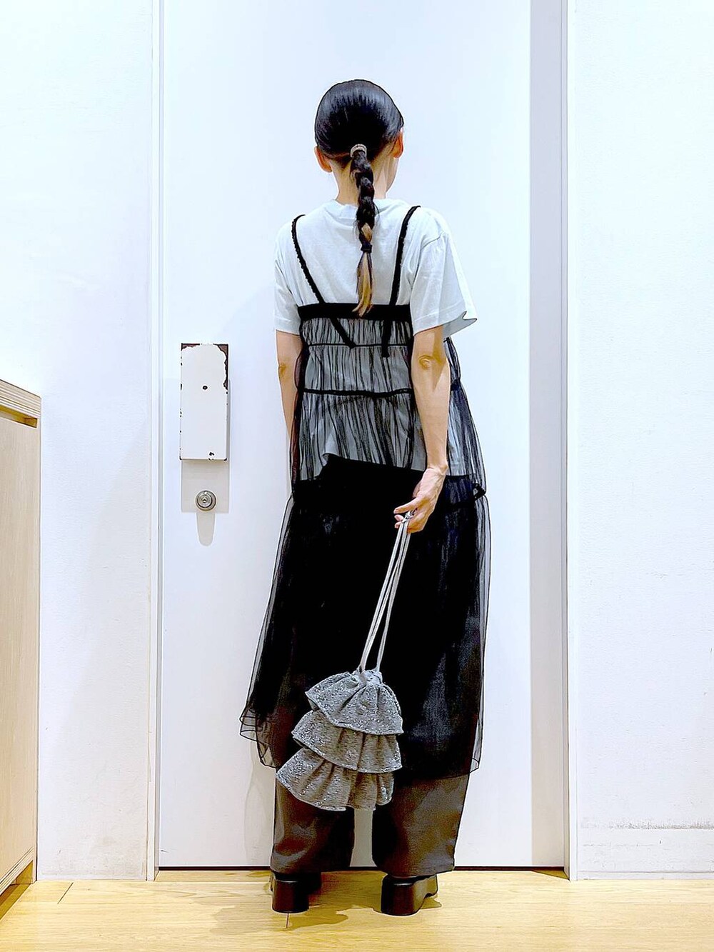 シルバー系のショルダーバッグ、グレー系のその他パンツ、ブラック系のサンダルを着用したレディースの夏コーディネートの5枚目の写真