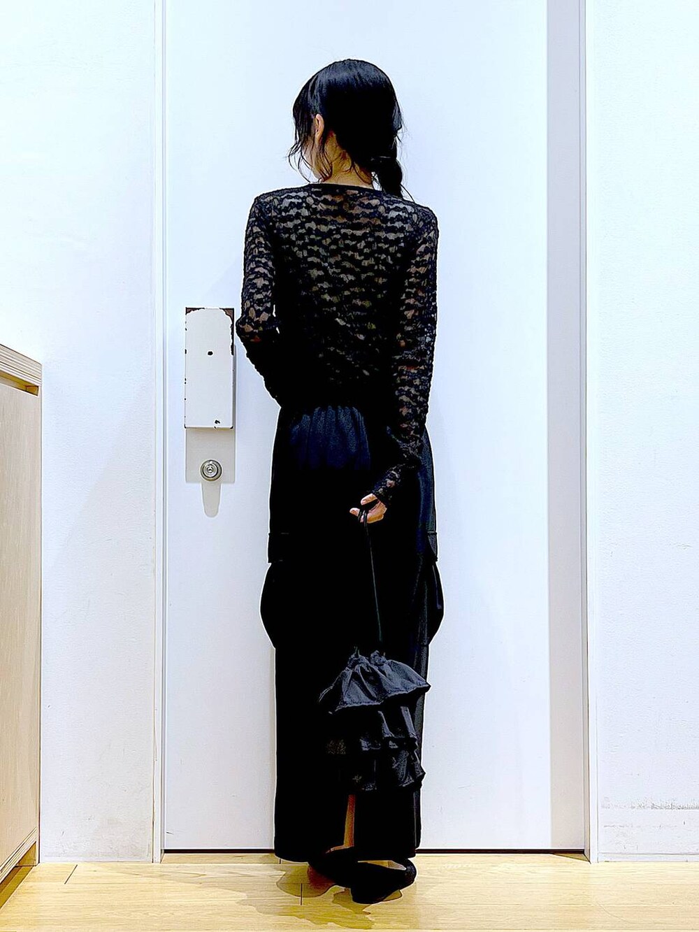 ブラック系のショルダーバッグ、ブラック系のパンプス、ブラック系のスカートを着用したレディースの春コーディネートの5枚目の写真