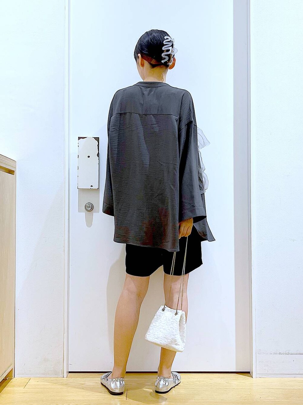ブラック系のその他パンツ、シルバー系のパンプス、グレー系のシャツ/ブラウスを着用したレディースの秋コーディネートの5枚目の写真