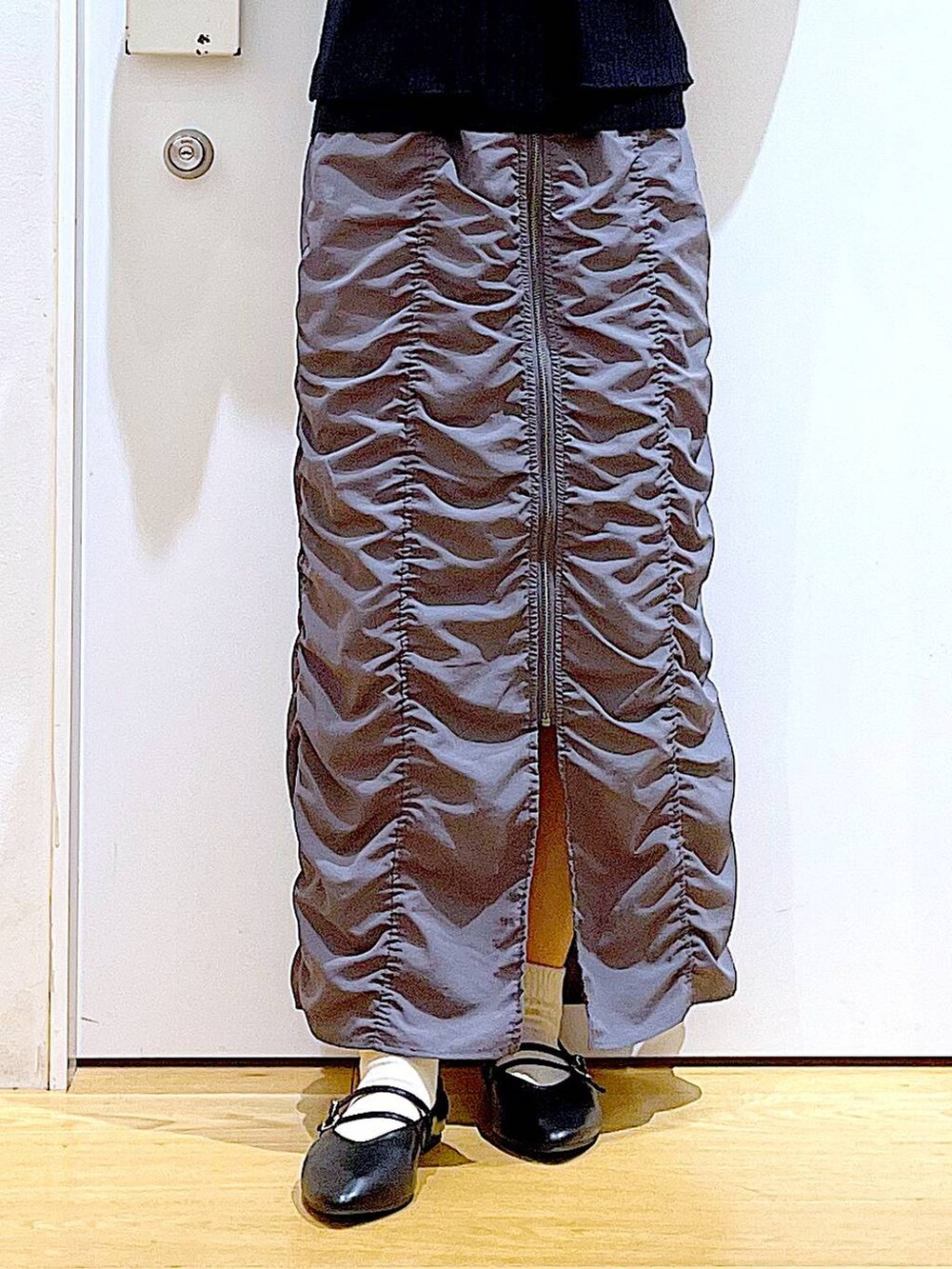 ブラック系のパンプス、ブラック系のカーディガン/ボレロ、グレー系のショルダーバッグを着用したレディースの秋コーディネートの8枚目の写真