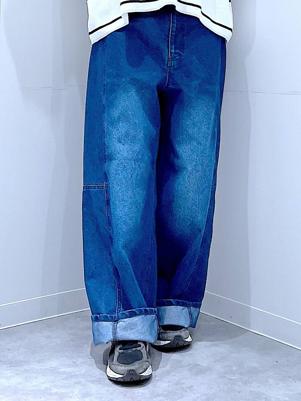 ブラック系のTシャツ/カットソー、ベージュ系のトートバッグ、ブルー系のデニムパンツを着用したレディースの冬コーディネートの8枚目の写真