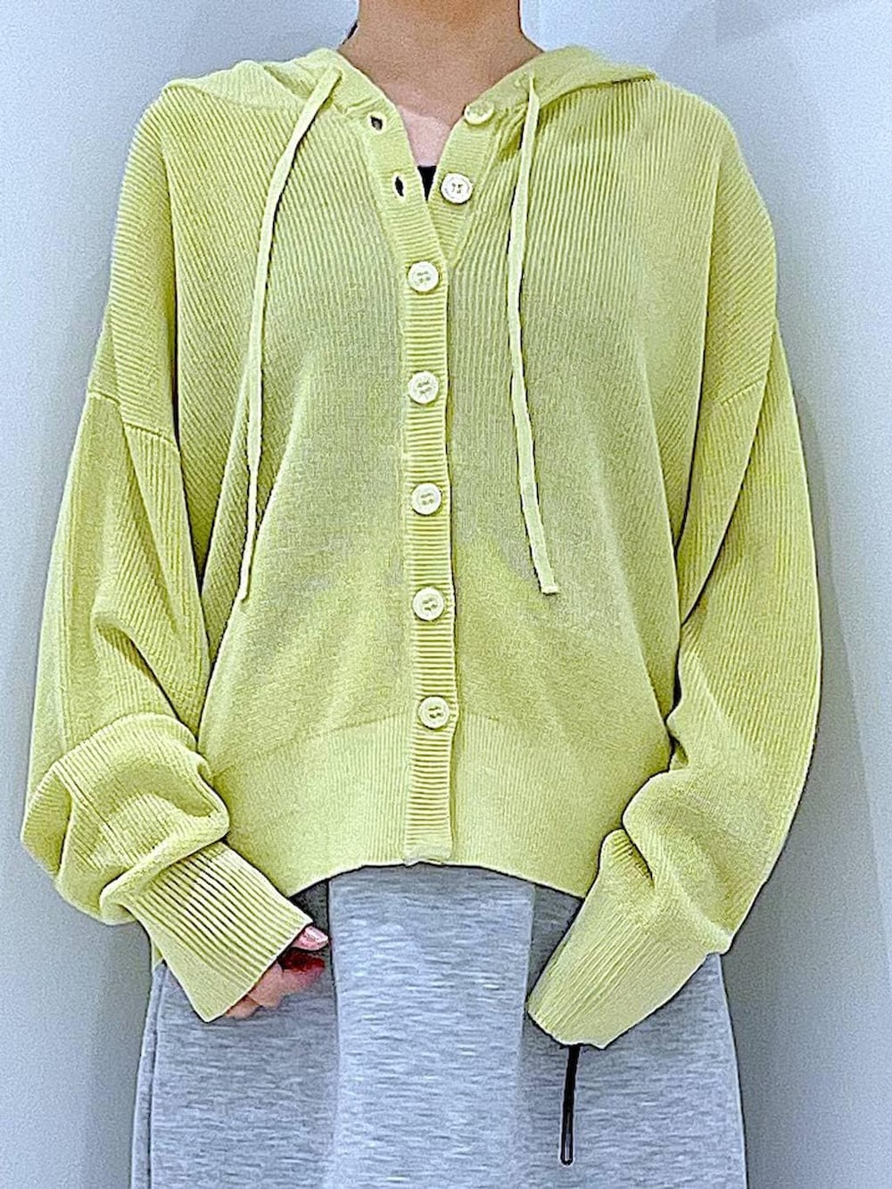 ベージュ系のショルダーバッグ、グレー系のスカート、イエロー系のカーディガン/ボレロを着用したレディースの春コーディネートの7枚目の写真