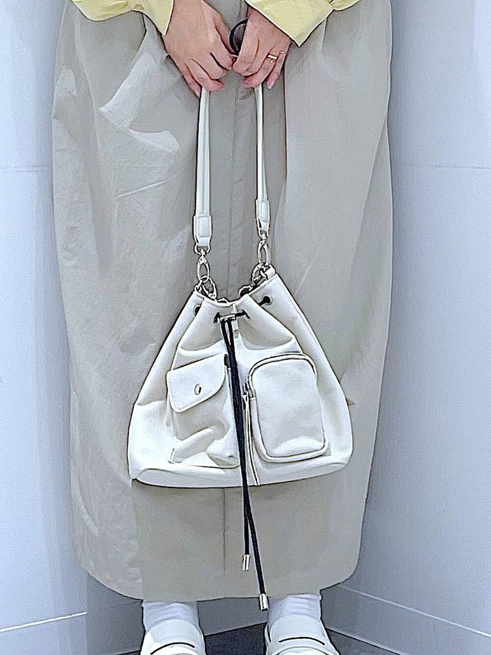 ホワイト系のローファー、ホワイト系のショルダーバッグ、グレー系のワンピースを着用したレディースの秋コーディネートの9枚目の写真