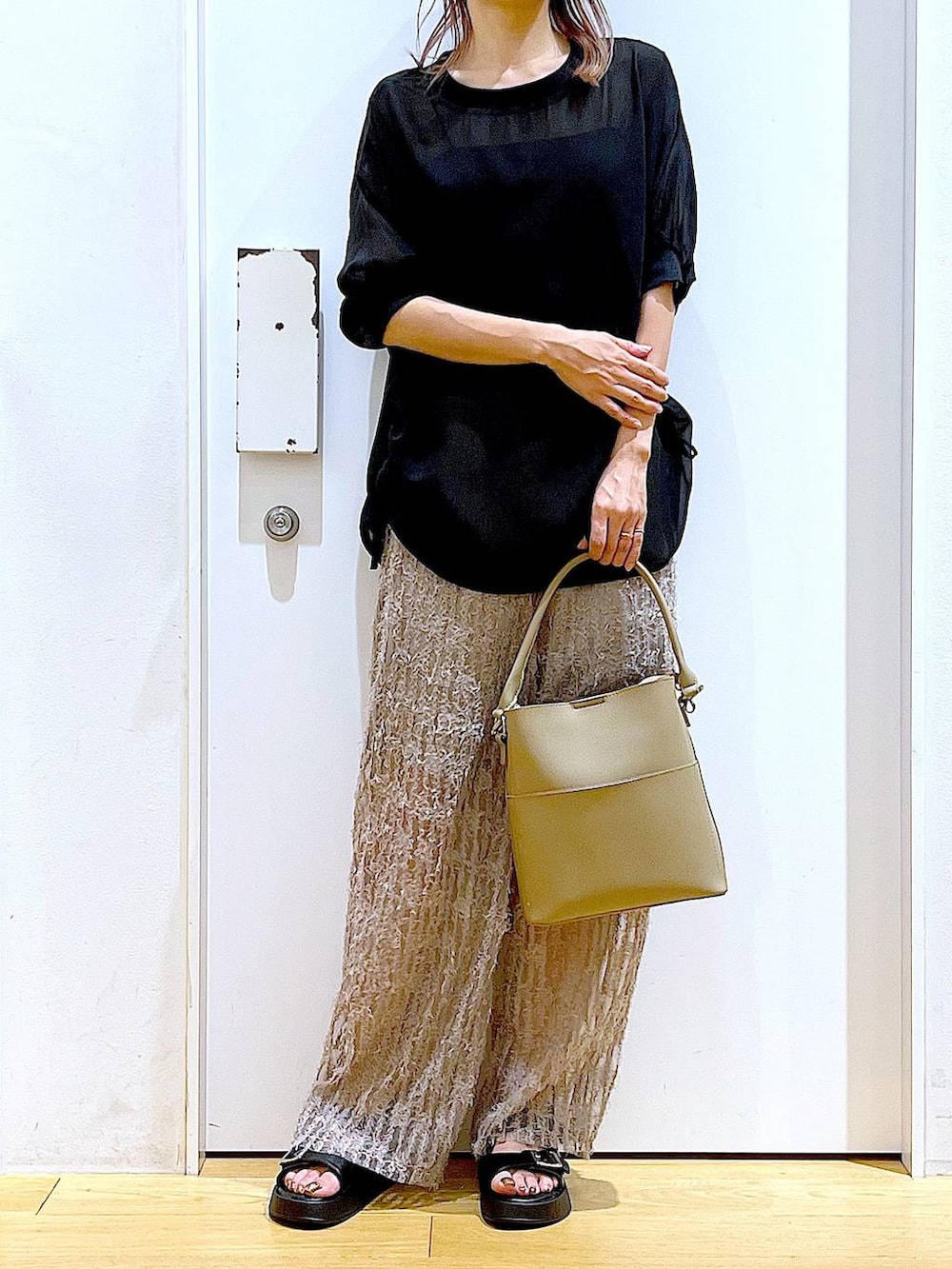 ブラック系のサンダル、ベージュ系のショルダーバッグ、ベージュ系のその他パンツを着用したレディースの夏コーディネートの6枚目の写真