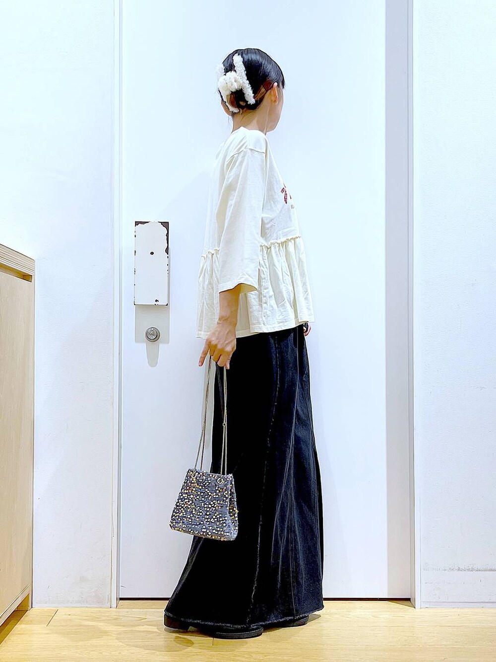 グレー系のショルダーバッグ、ブラック系のローファー、ベージュ系のTシャツ/カットソーを着用したレディースの秋コーディネートの4枚目の写真