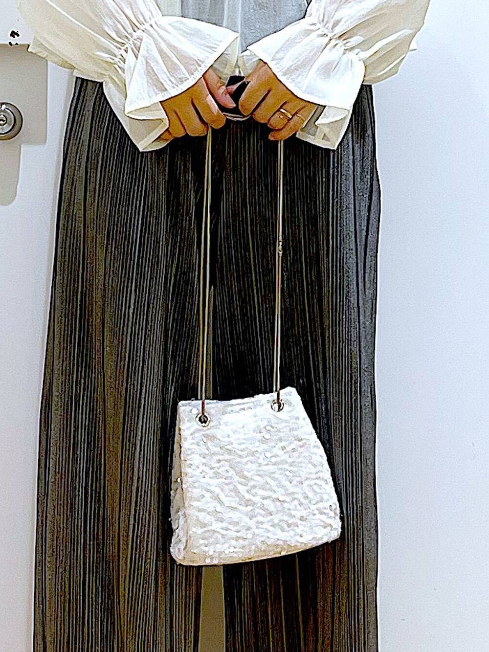 グレー系のその他パンツ、ブラック系のパンプス、ホワイト系のシャツ/ブラウスを着用したレディースの秋コーディネートの9枚目の写真