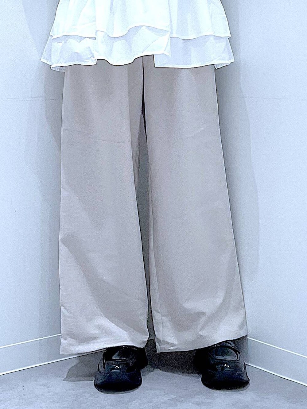 ベージュ系のその他パンツ、ブラック系のローファー、ブラック系のショルダーバッグを着用したレディースの秋コーディネートの8枚目の写真