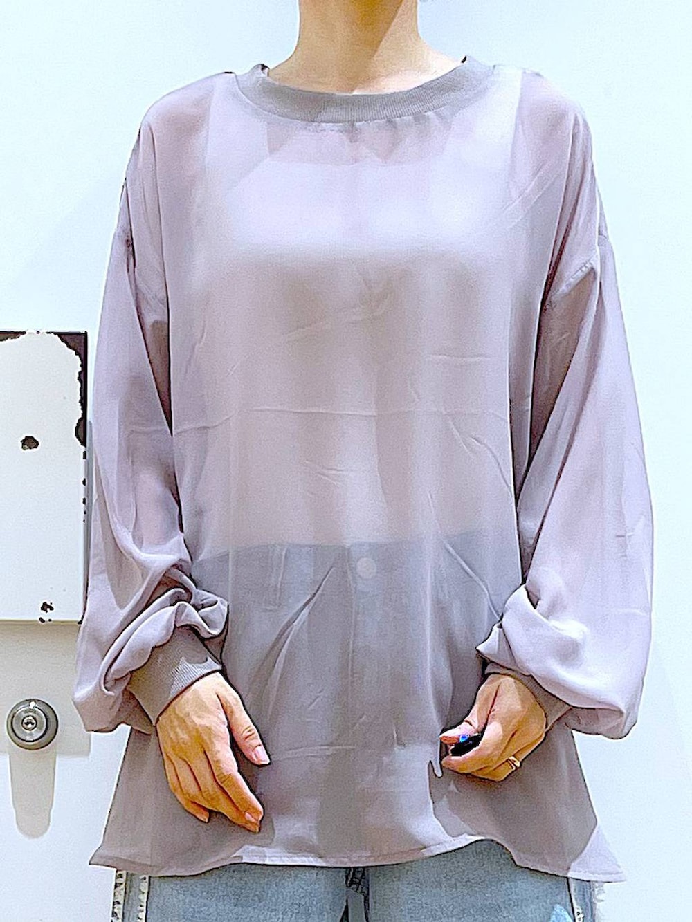 ベージュ系のパンプス、ブルー系のデニムパンツ、グレー系のシャツ/ブラウスを着用したレディースの夏コーディネートの7枚目の写真