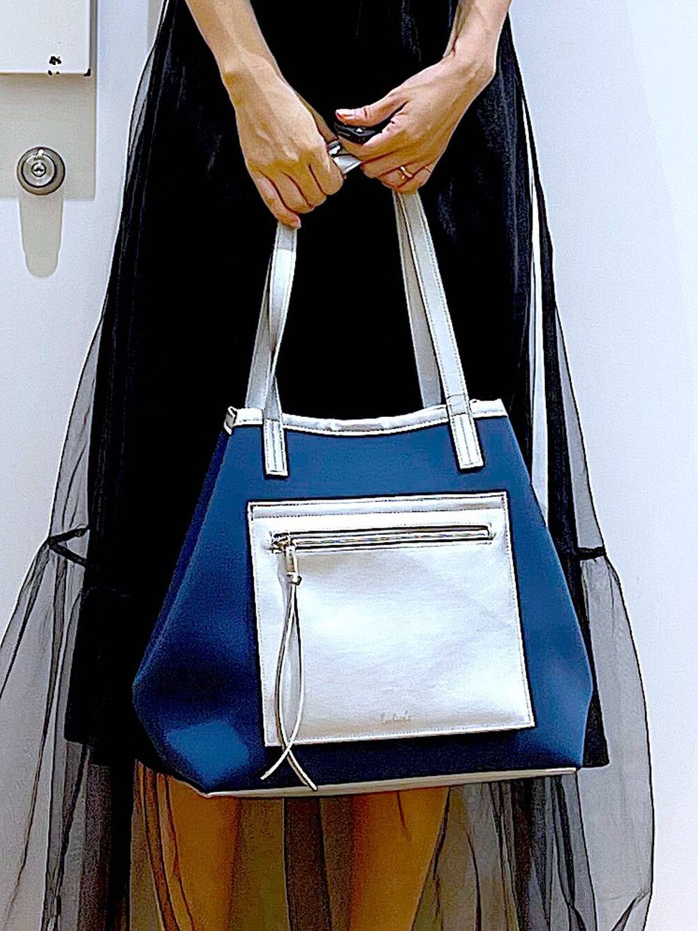 ベージュ系のサンダル、ブルー系のトートバッグ、ホワイト系のTシャツ/カットソーを着用したレディースの夏コーディネートの9枚目の写真