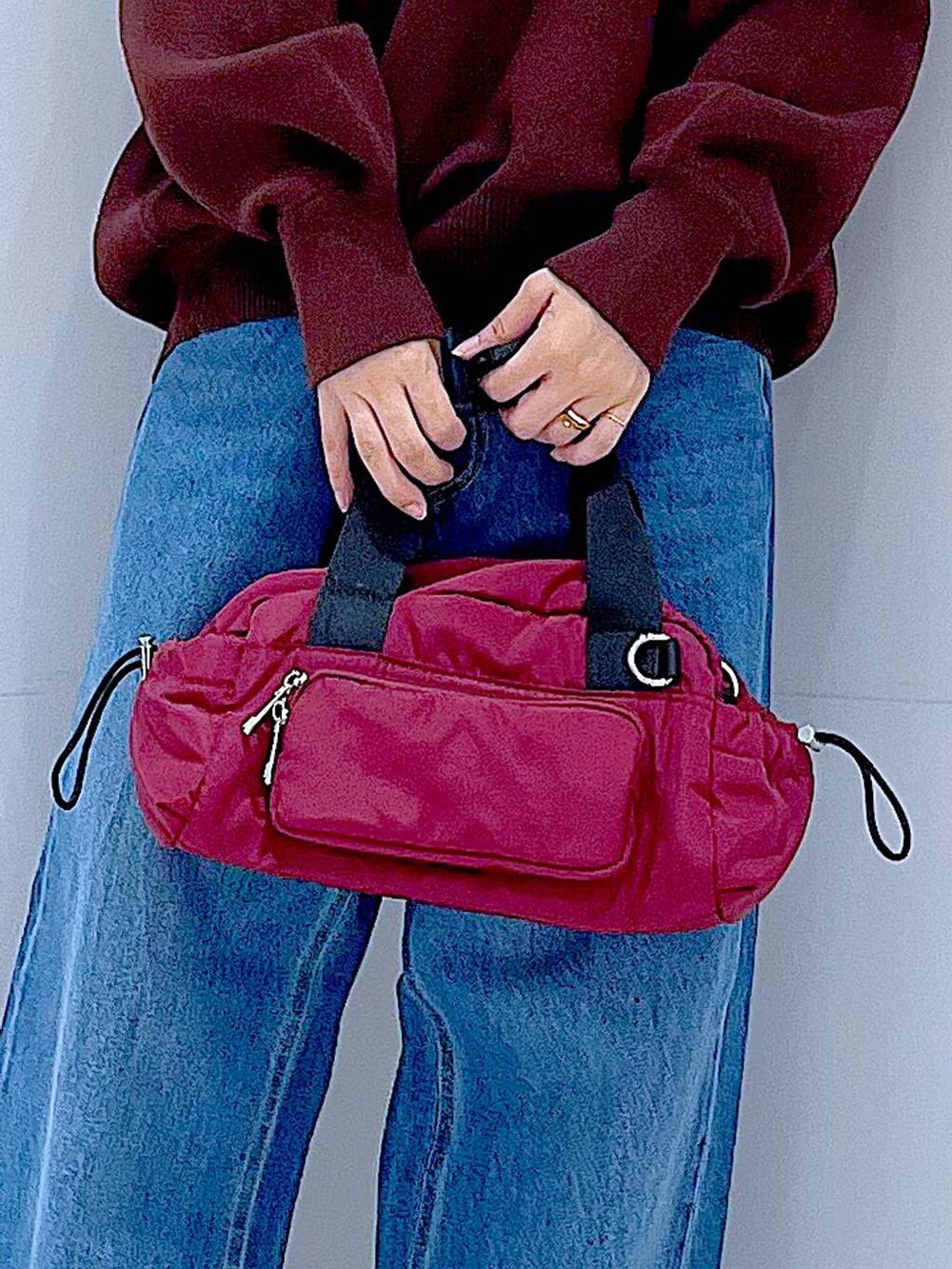 ブルー系のデニムパンツ、ブラウン系のニット/セーター、ブラック系のローファーを着用したレディースの秋コーディネートの9枚目の写真