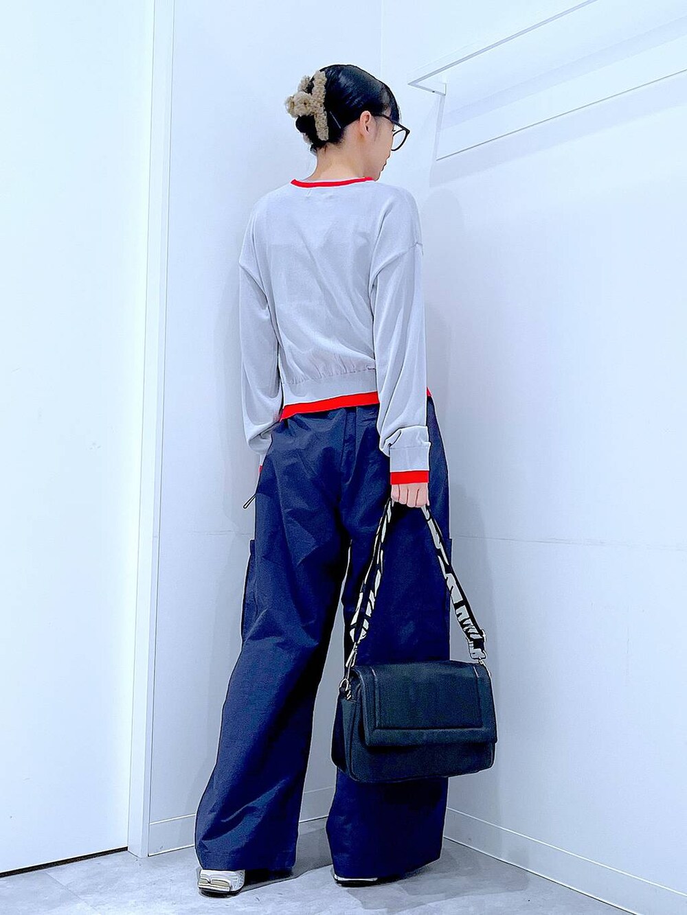 ブラック系のショルダーバッグ、グレー系のカーディガン/ボレロ、ブルー系のカーゴパンツを着用したレディースの春コーディネートの5枚目の写真