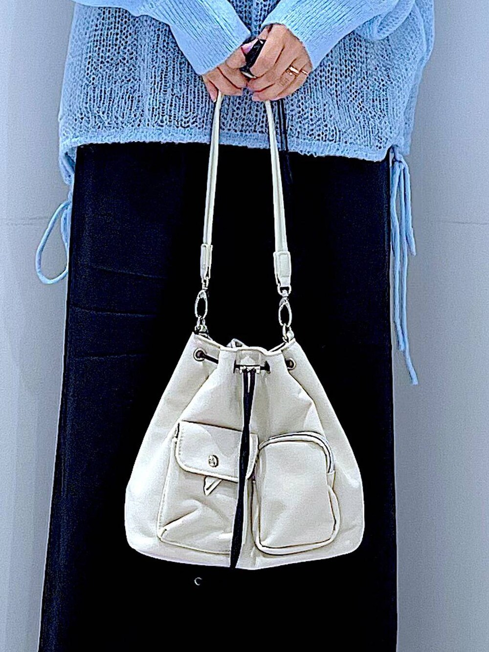 ブラック系のその他パンツ、ホワイト系のショルダーバッグ、ブラック系のブーツを着用したレディースの冬コーディネートの9枚目の写真