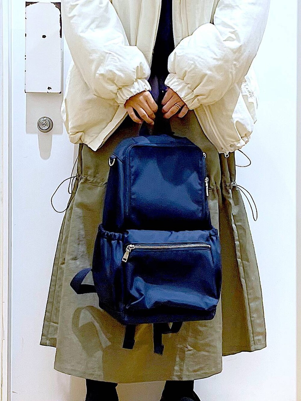 ブルー系のバックパック/リュック、ブラック系のブーツ、グレー系のスウェットを着用したレディースの冬コーディネートの9枚目の写真