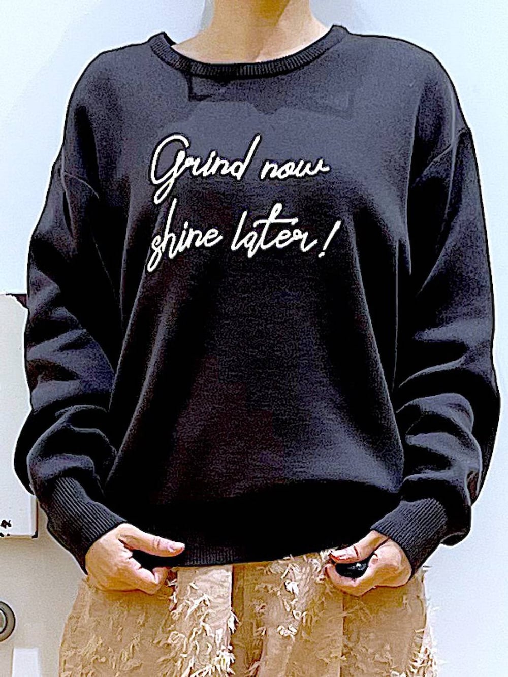 ベージュ系のショルダーバッグ、ブラック系のブーツ、グレー系のニット/セーターを着用したレディースの春コーディネートの7枚目の写真