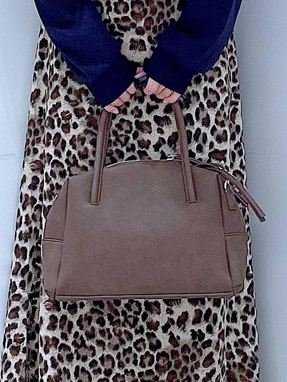 ブラック系のローファー、ブラウン系のボストンバッグ、ブラウン系のスカートを着用したレディースの秋コーディネートの9枚目の写真