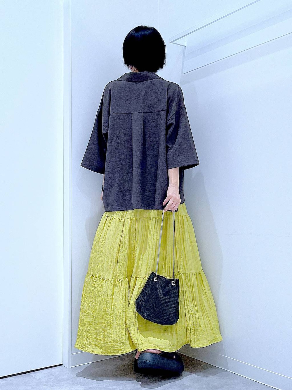 ブラック系のショルダーバッグ、その他のTシャツ/カットソー、ブラック系のサンダルを着用したレディースの夏コーディネートの5枚目の写真