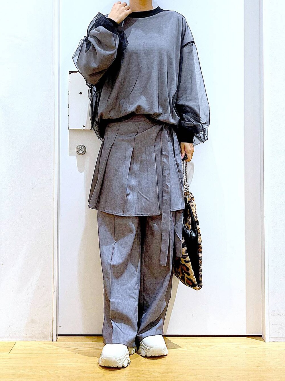 グレー系のスラックス、その他のショルダーバッグ、グレー系のスカートを着用したレディースの冬コーディネートの6枚目の写真