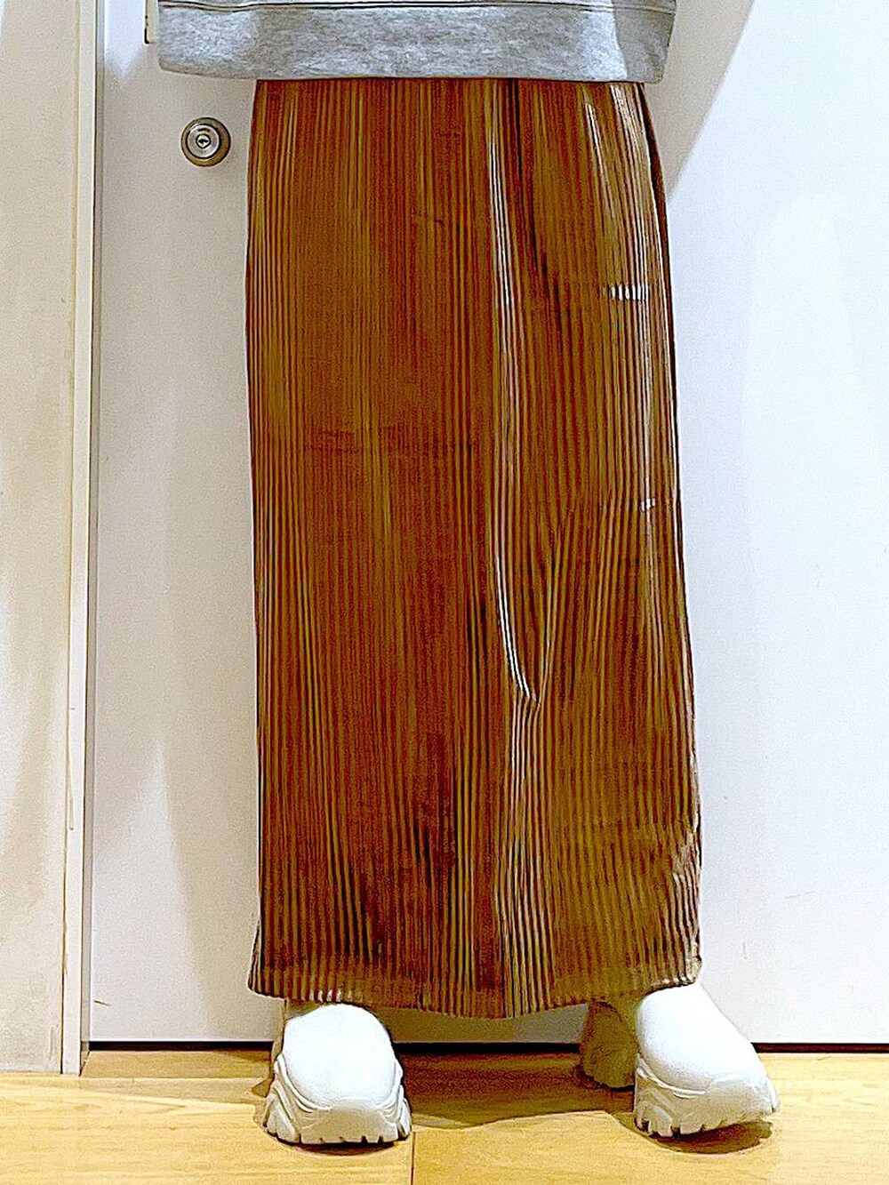 グレー系のショルダーバッグ、ブラウン系のスカート、ベージュ系のブーツを着用したレディースの秋コーディネートの8枚目の写真