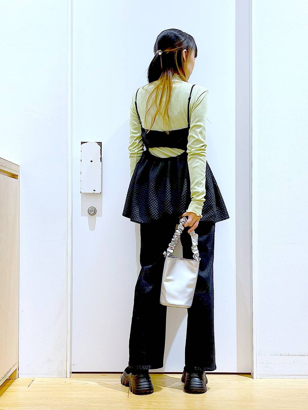 その他のショルダーバッグ、グレー系のデニムパンツ、グリーン系のTシャツ/カットソーを着用したレディースの春コーディネートの5枚目の写真