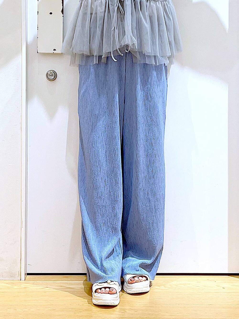 ホワイト系のサンダル、ブルー系のハンドバッグ、ブルー系のその他パンツを着用したレディースの夏コーディネートの8枚目の写真