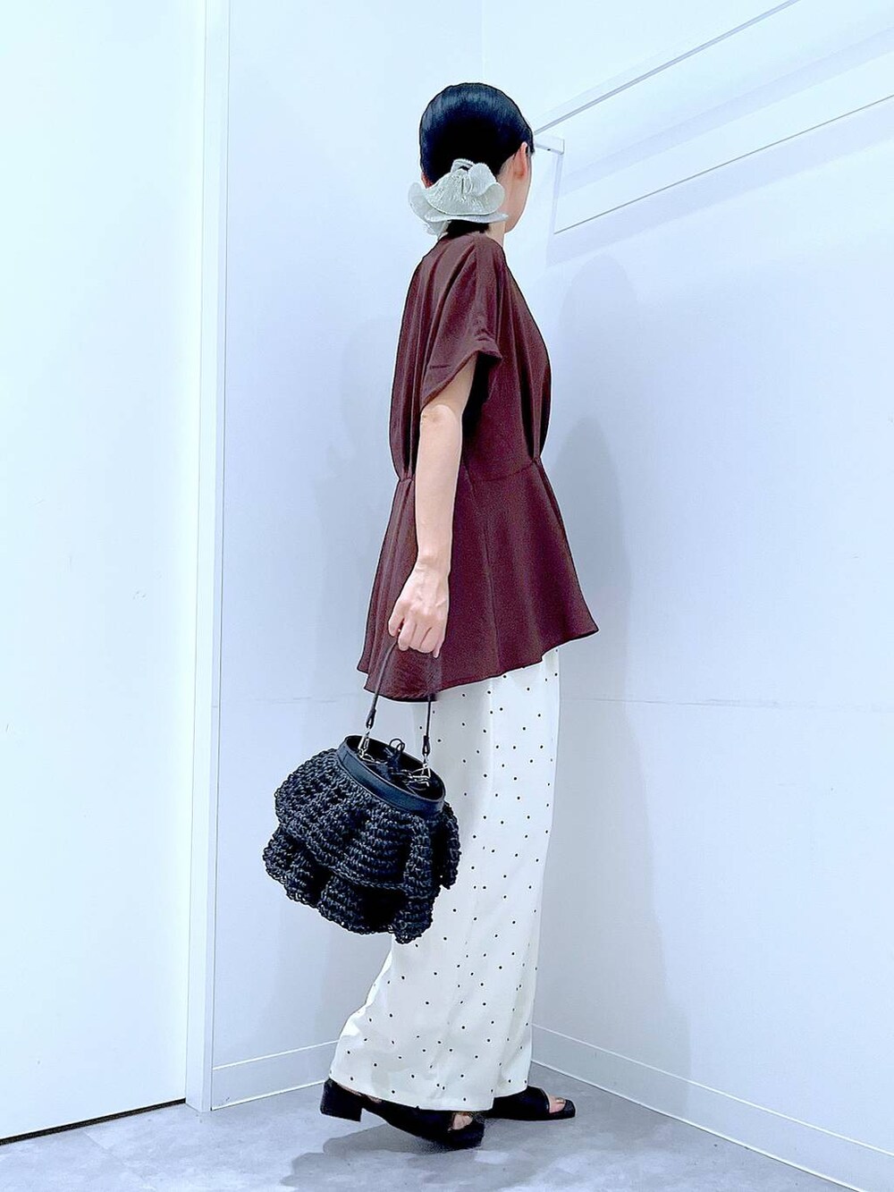 その他のその他パンツ、ベージュ系のショルダーバッグ、ブラック系のサンダルを着用したレディースの夏コーディネートの4枚目の写真