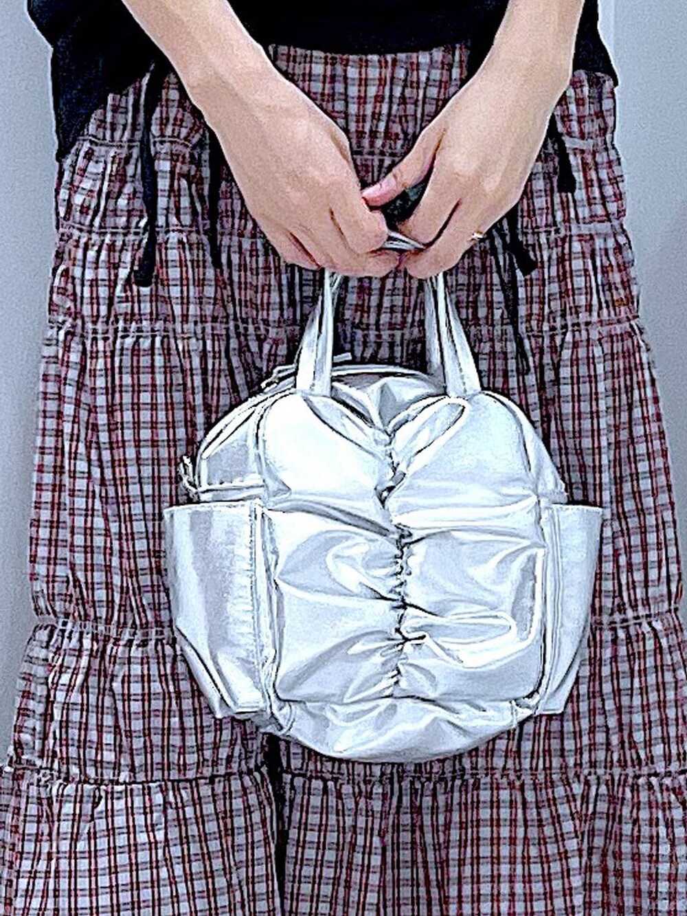 ブラック系のサンダル、ブラック系のTシャツ/カットソー、その他のショルダーバッグを着用したレディースの夏コーディネートの9枚目の写真