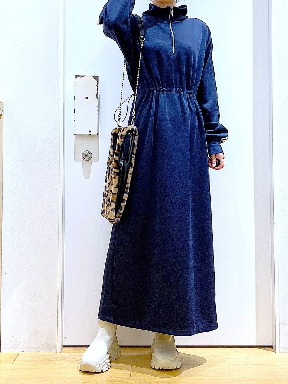 その他のショルダーバッグ、ベージュ系のブーツ、ブルー系のワンピースを着用したレディースの秋コーディネートの6枚目の写真